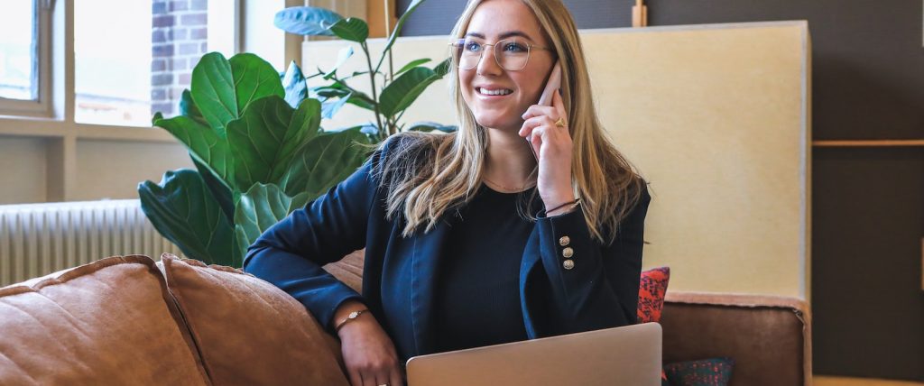 Femme cadre discutant au téléphone