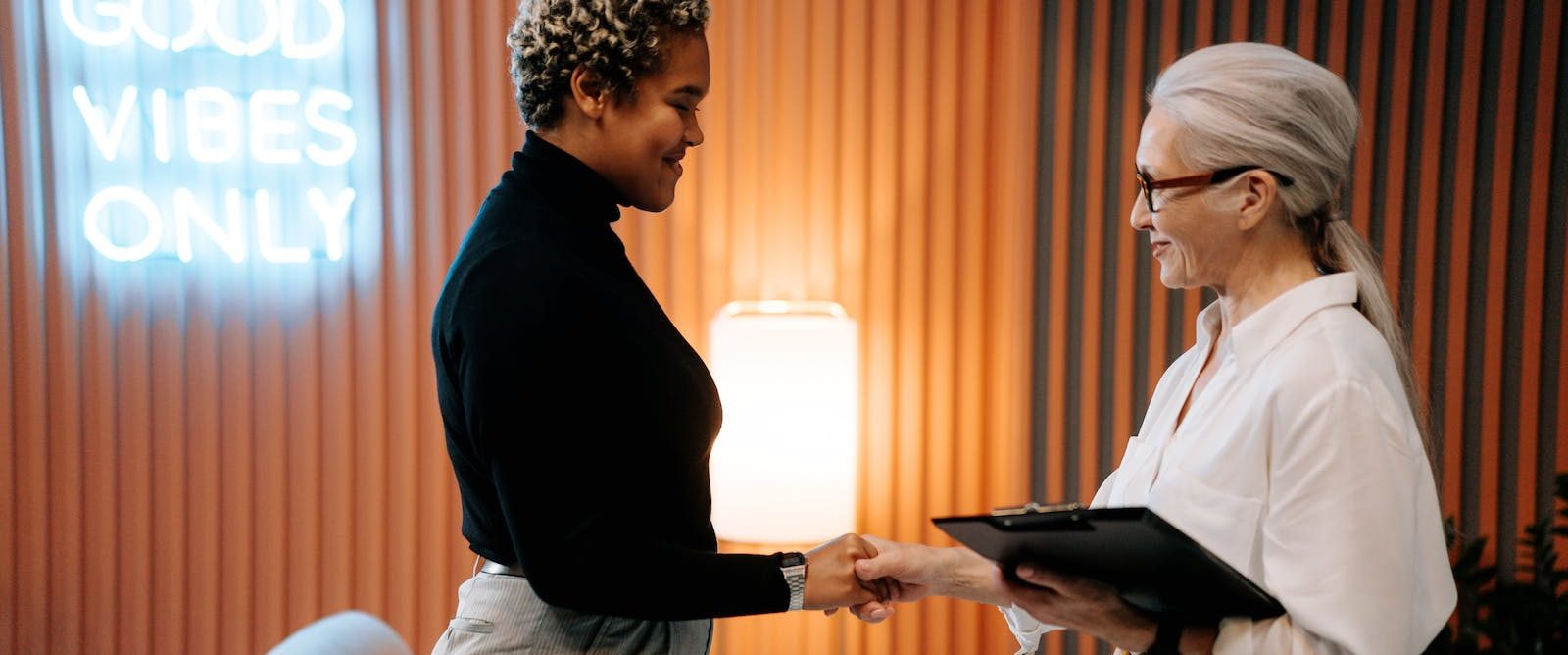 2 femmes de nationalité et âge différents se rencontrent pour un entretien de recrutement